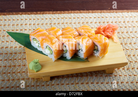 Uramaki. Philadelphia classico. Salmone, formaggio Filadelfia, cetriolo, avocado, tobiko. I sushi giapponesi Foto Stock