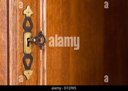 Sfondo di legno con doorplate e la chiave sul lato sinistro Foto Stock