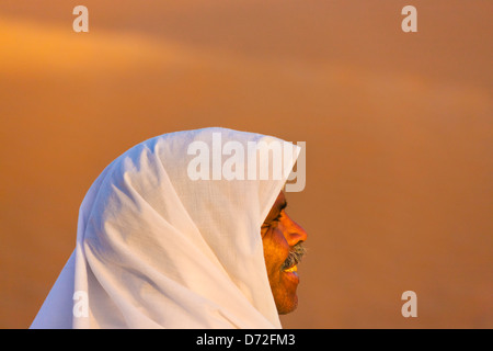 L uomo nel deserto del Sahara, Ksar Ghilane, Tunisia Foto Stock