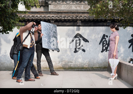 Una giovane donna pone per le fotografie del vostro matrimonio sulla strada Pingjiang, Suzhou, Cina Foto Stock