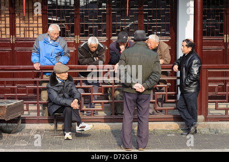 Un gruppo di anziani uomini cinesi raccogliere su di Suzhou Pingjiang Road, provincia dello Jiangsu, Cina Foto Stock
