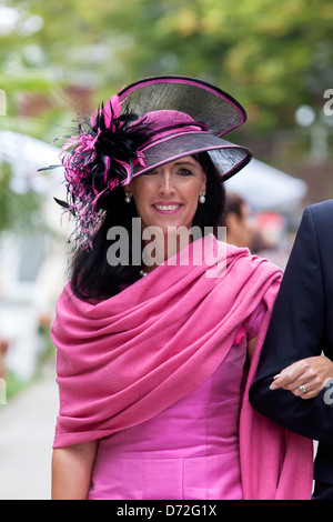 Iffezheim, Germania, elegantemente vestito donna su un cavallo di razza Foto Stock