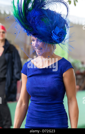 Iffezheim, Germania, elegantemente vestito donna su un cavallo di razza Foto Stock