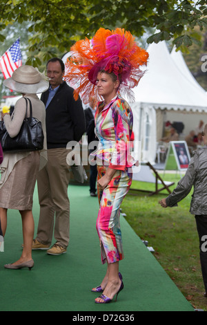 Iffezheim, Germania, elegantemente vestito donna su un cavallo di razza Foto Stock