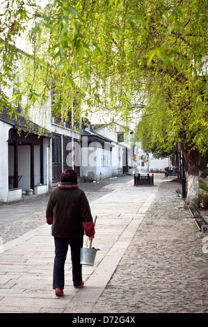 Donna locale a piedi lungo Pingjianglu old street nelle prime ore del mattino, Suzhou, Cina Foto Stock