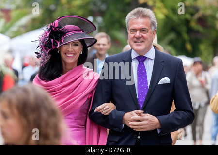 Iffezheim, Germania, elegantemente vestito giovane a gare Foto Stock