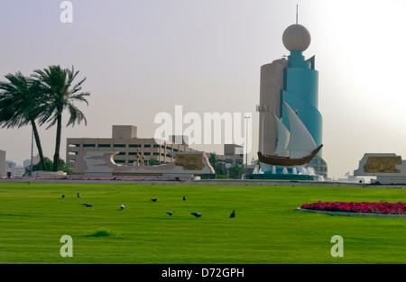 L'Etisalat edificio in Kuwait rotatoria in Sharjah Emirati Arabi Uniti, Emirati arabi uniti Foto Stock