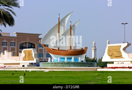 Replica di un dhow a vela nel centro del Kuwait rotatoria in Sharjah Emirati Arabi Uniti, Emirati arabi uniti Foto Stock