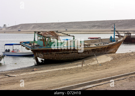 Un vecchio Dhow pesca arenata sulle rive del Al Khan Laguna, Sharjah Emirati Arabi Uniti Foto Stock