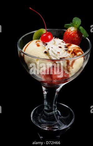 Gustoso gelato decorata da frutti su sfondo nero Foto Stock