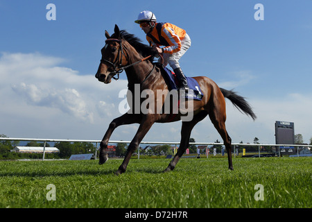 Iffezheim, Germania, Danedream con Andrasch Aufgalopp forte in gara Foto Stock