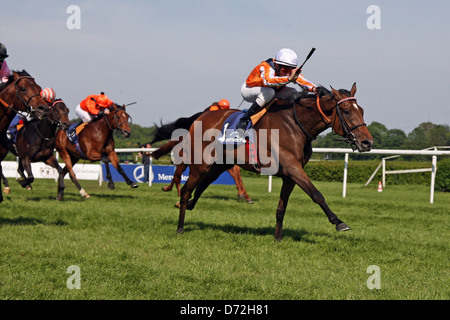 Iffezheim, Germania, Danedream con forte Andrasch vincere il Gran Premio di Baden imprenditori Foto Stock