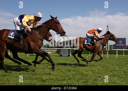 Iffezheim, Germania, Danedream con forte Andrasch vincere il Gran Premio di Baden imprenditori Foto Stock