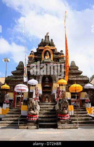 L'ingresso principale a pura Dalem Tengaling Tempio a Pejeng. Nei pressi di Ubud, Bali, Indonesia. Il tempio è decorato per una cerimonia. Foto Stock