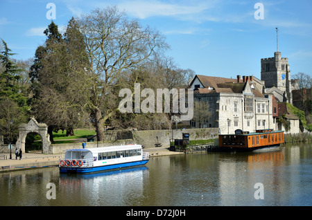 Maidstone Kent, Inghilterra, Regno Unito. Palazzo Arcivescovile di tutti i santi " Chiesa e ristorante in battello sul fiume Medway Foto Stock