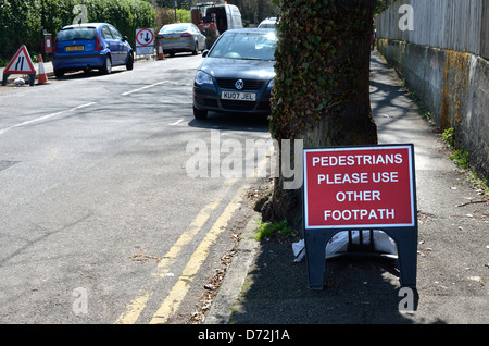 Maidstone Kent, Inghilterra. Segno attenzione pedoni Lavori stradali Foto Stock