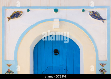 Porta blu nel villaggio fortificato di Takrouna, Tunisia Foto Stock