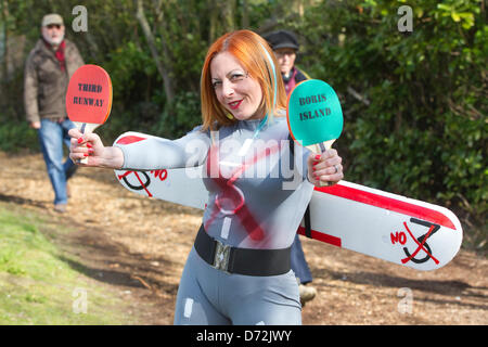 Barnes, Londra, Regno Unito. Xxvii Aprile 2013.Anti Heathrow rally di espansione di Barnes. Christina O'Kelly (anti heathrow terza pista protester) al granaio Elms i campi da gioco di Barnes, a sud ovest di Londra, dove Boris Johnson ha parlato a anti espansione Heathrow rally organizzato da Zac Goldsmith e Richmond consiglio.Credit: Jeff Gilbert/Alamy Live Foto Stock