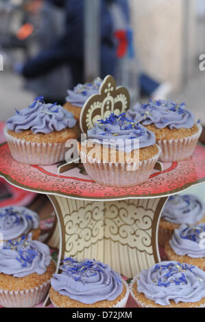 Mercato di Brixton, Londra, Regno Unito. Il 27 aprile 2013. Tortine su una torta di stallo. Il grande Brixton precotti, 30 fornai presentano i loro migliori torte, biscotti e vegane cuoce ad un pannello di giudici. Credito: Matteo Chattle/Alamy Live News Foto Stock