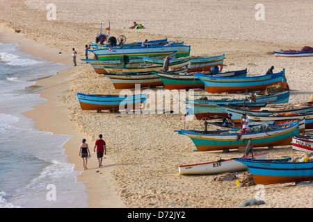 Barche di pescatori sulla spiaggia, Hammamet, Tunisia Foto Stock