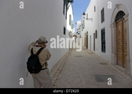 Tourist fotografare case tradizionali, Sidi Bou Said, Tunisi, Tunisia Foto Stock