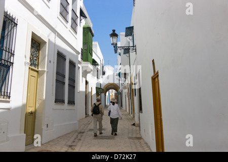 I turisti a piedi su strada con case tradizionali, Sidi Bou Said, Tunisi, Tunisia Foto Stock