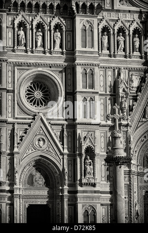 La facciata anteriore di Firenze con la sua famosa cattedrale del Duomo in bianco e nero. Foto Stock