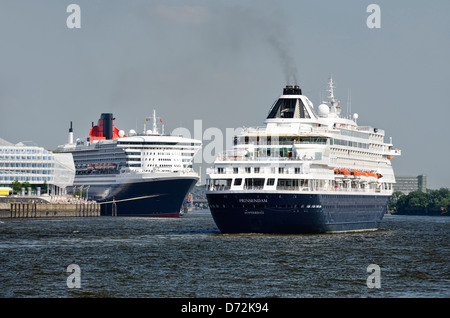 Navi da Crociera Prinsendam e Queen Mary 2 nel porto di Amburgo, Amburgo, Germania, Europa Foto Stock