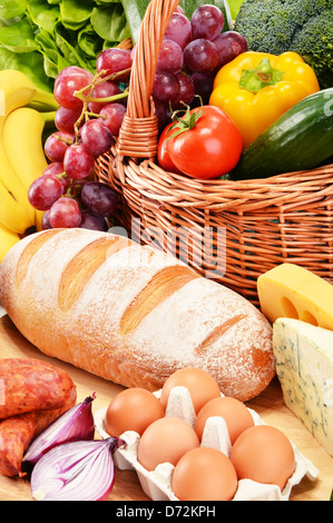 Un assortimento di prodotti alimentari comprendente frutta verdura pane vino prodotti lattiero-caseari e carni Foto Stock