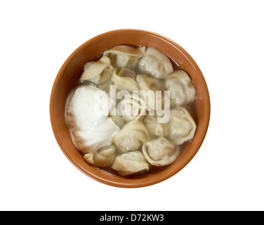 Tradizionale cibo russo "pelmeni'.carne gnocchi con panna acida Foto Stock