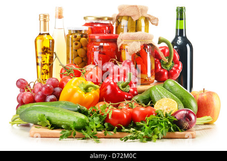 Un assortimento di prodotti alimentari comprendente frutta verdura pane vino prodotti lattiero-caseari e carni Foto Stock