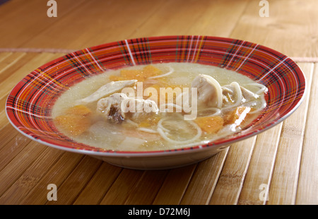 In casa di pollo zuppa di noodle e verdure Foto Stock