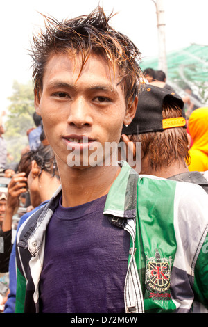 Un giovane uomo in posa per una foto durante il Thingyan Water Festival a Mandalay, Myanmar. Foto Stock