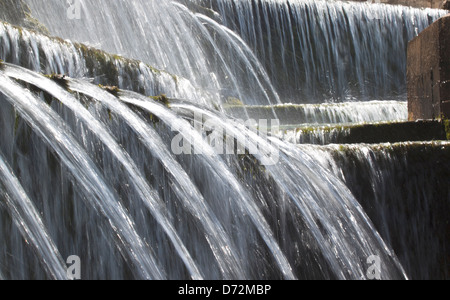 L'acqua che cade verso il basso a partire da una fonte in natura. Foto Stock