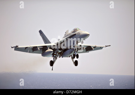 Un US Navy F/A-18C Hornet fighter aircraft si prepara a terra durante le operazioni di volo sulla portaerei USS Nimitz Aprile 25, 2013 nell'Oceano Pacifico. Foto Stock