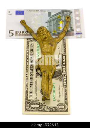 Oro Gesù crocifiggere su euro e dollaro banconote isolato sul concetto di bianco della finanza mondiale crisi dieci euro e dollaro bankno Foto Stock