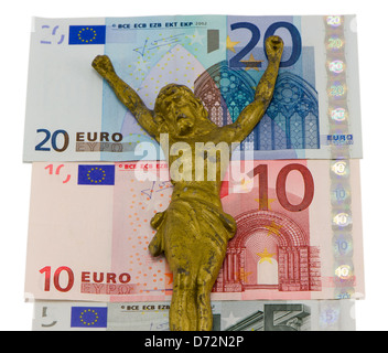Oro Gesù crocifiggere in contante in euro le banconote denaro isolato bianco sul concetto di Europa crisi finanziaria cinque dieci e venti euro bank Foto Stock