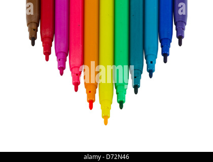 Tutta la gamma di colori pennarelli punta in feltro penne senza tappi formando un triangolo isolati su sfondo bianco Foto Stock