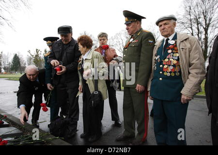 Braniewo , Polonia 27th, aprile 2013 dell'esercito sovietico II Guerra Mondiale Veterani visiti il più grande in Europa i soldati sovietici cimitero di Braniewo per rendere omaggio ai caduti Esercito Rosso amici in occasione del 68esimo anniversario della fine della Seconda Guerra Mondiale. Credito: Michal Fludra/Alamy Live News Foto Stock