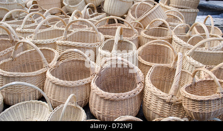 Fatte a mano in vimini diy cesto in legno con manico di vendere in outdoor city street market fair. Foto Stock