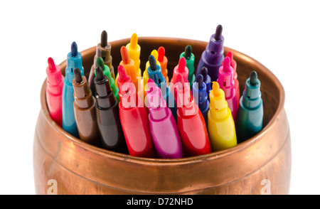 Primo piano di vario colore pennarelli senza tappi in recipiente di rame isolato su bianco. Foto Stock