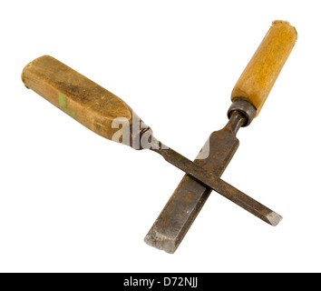 Coppia vintage scalpello arrugginito graver intagliare utensili con manici in legno isolato su sfondo bianco. Foto Stock