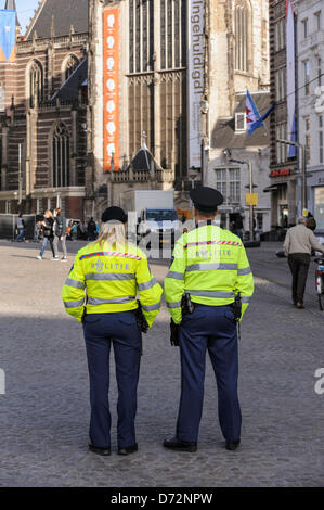 Paesi Bassi, Amsterdam, 27 Aprile 2013.due poliziotti guardare oltre i preparativi per l' investitura del re Willem-Alexander alla Nieuwe Kerk in Piazza Dam in Amsterdam, Sabato, 27 aprile 2013. La capitale dei Paesi Bassi si sta preparando per la Festa della Regina il 30 aprile, che segnerà inoltre l'abdicazione della regina Beatrix e l' investitura del suo figlio primogenito Willem-Alexander. Alamy Live News Foto Stock