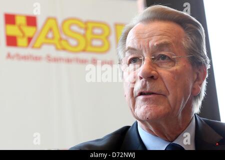 Ex presidente della SPD Franz Muentefering colloqui nel corso di una conferenza stampa tenutasi ad Amburgo, Germania, 27 aprile 2013. Muentefering è il nuovo presidente di Arbeiter-Samariter-Bund (ASB). Foto: Bodo segna Foto Stock