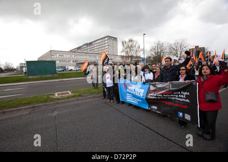 Londra, Regno Unito. Il 27 aprile 2013. I manifestanti a piedi passato ospedale Ealing, centinaia di persone hanno marciato nella zona ovest di Londra in segno di protesta contro la chiusura di un&e reparti di Charing Cross, Hammersmith, Central Middlesex e la Ealing ospedali.Credit:Sebastian Remme/Alamy Live News Foto Stock