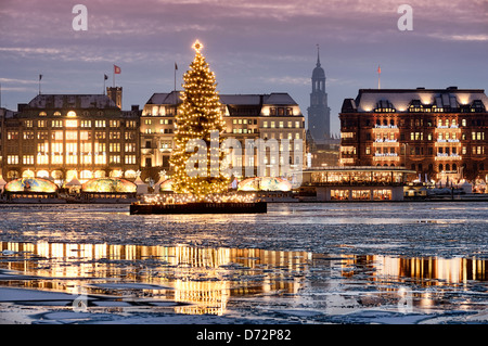 L'Alster interno con il Natale di abete e Jungfernstieg ad Amburgo, Germania, Europa Foto Stock