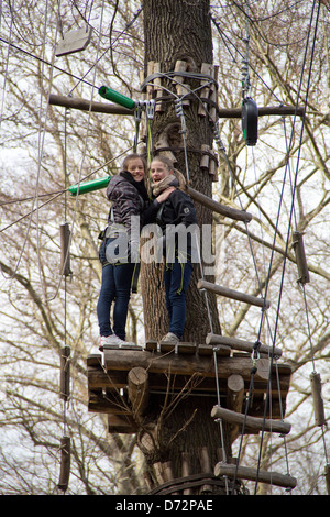 Berlino, Germania, ragazze in corde alte corso in Vergine Heath Foto Stock