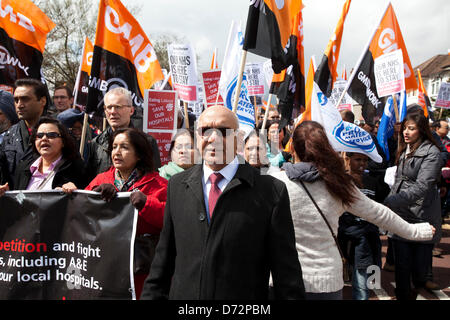 Londra, Regno Unito. Il 27 aprile 2013. Centinaia di persone hanno marciato nella zona ovest di Londra in segno di protesta contro la chiusura di un&e reparti di Charing Cross, Hammersmith, Central Middlesex e la Ealing ospedali.Credit:Sebastian Remme/Alamy Live News Foto Stock