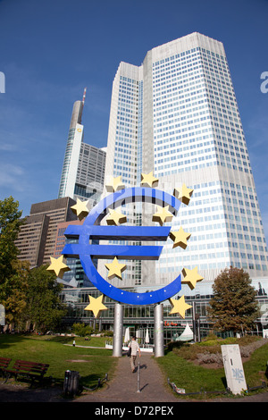 A Francoforte, in Germania, l'Euro scultura di fronte alla torre della BCE euro Foto Stock