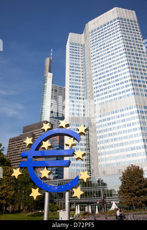 A Francoforte, in Germania, l'Euro scultura di fronte alla torre della BCE euro Foto Stock